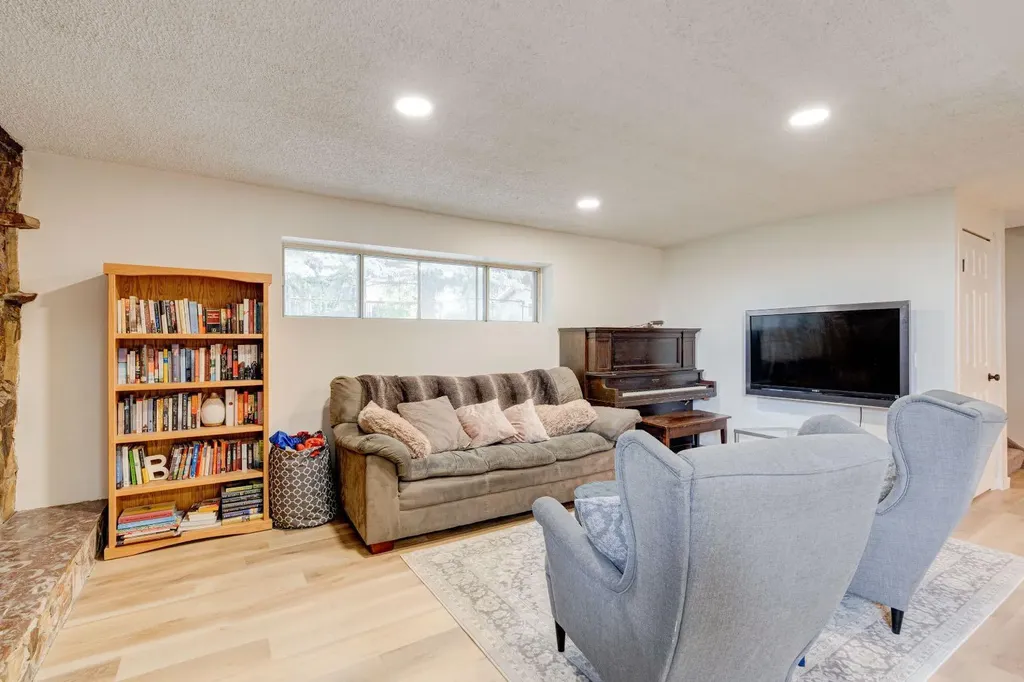 1153 East Lakeview Road Chestermere AB T1X 1B1