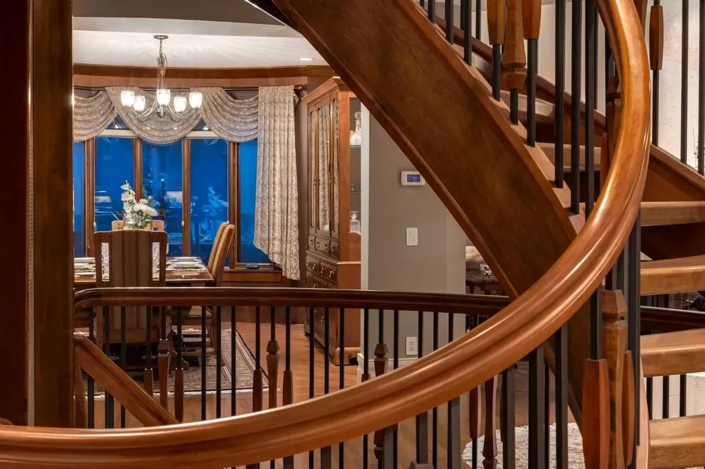 4 Aspen Ridge Bay SW Calgary AB T3H5M3