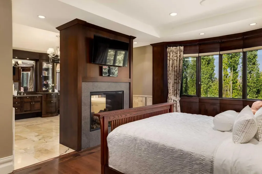 4 Aspen Ridge Bay SW Calgary AB T3H5M3