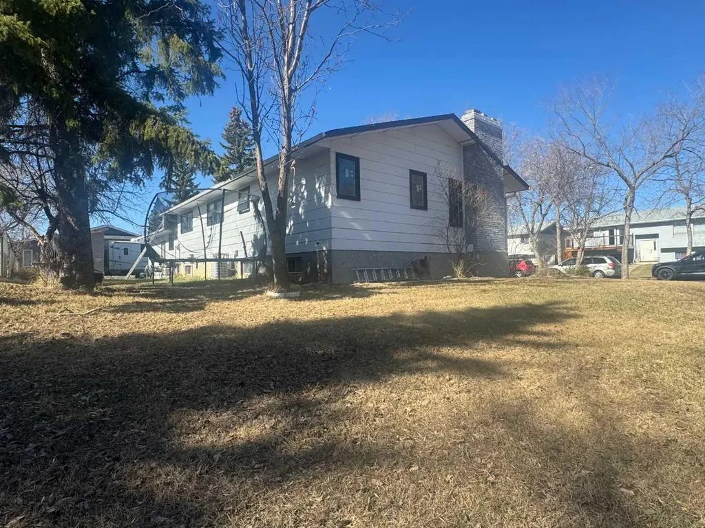 3807 62 Street Camrose AB T4V 3B5
