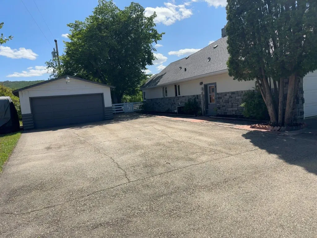 11905 91 Street Peace River AB T8S 1Y3