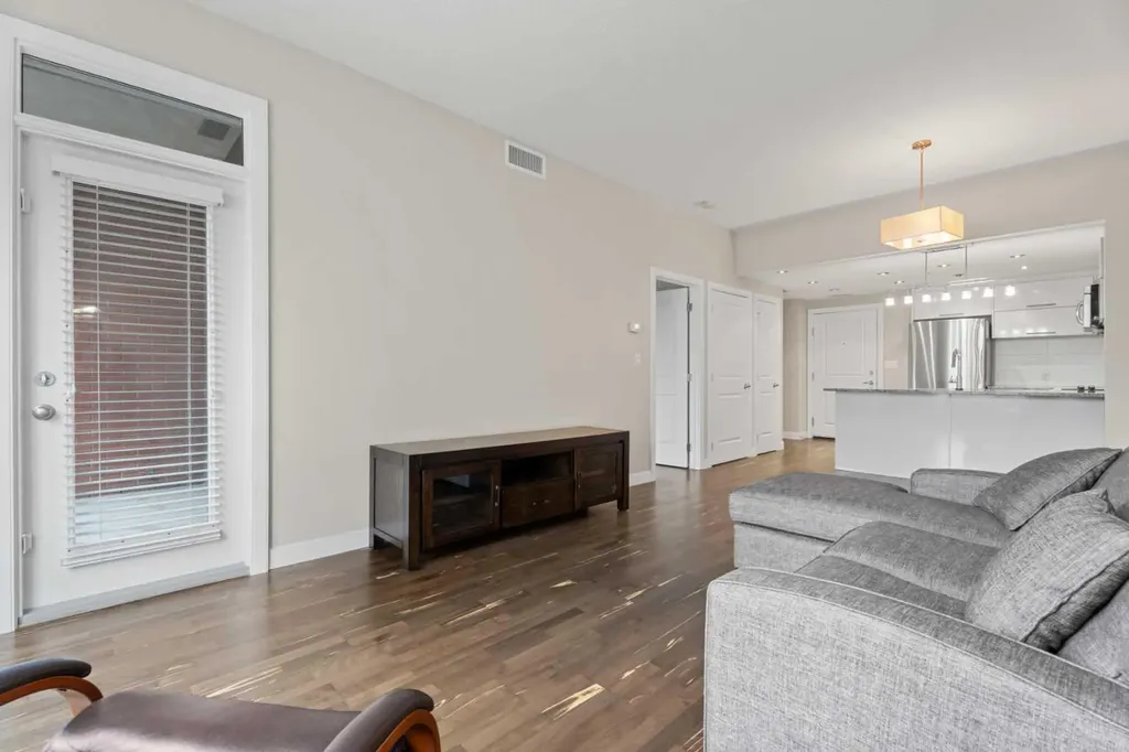 1110 3 Avenue NW Calgary AB T2N 4J3
