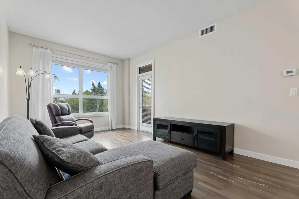 1110 3 Avenue NW Calgary AB T2N 4J3