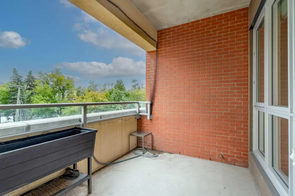 1110 3 Avenue NW Calgary AB T2N 4J3