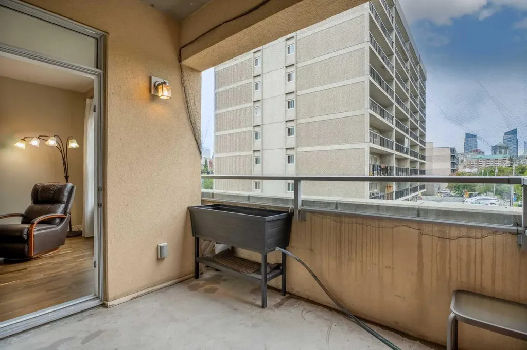 1110 3 Avenue NW Calgary AB T2N 4J3