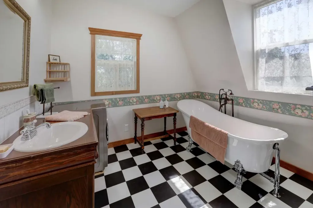 1507 2 Avenue NW Drumheller AB T0J 0Y1