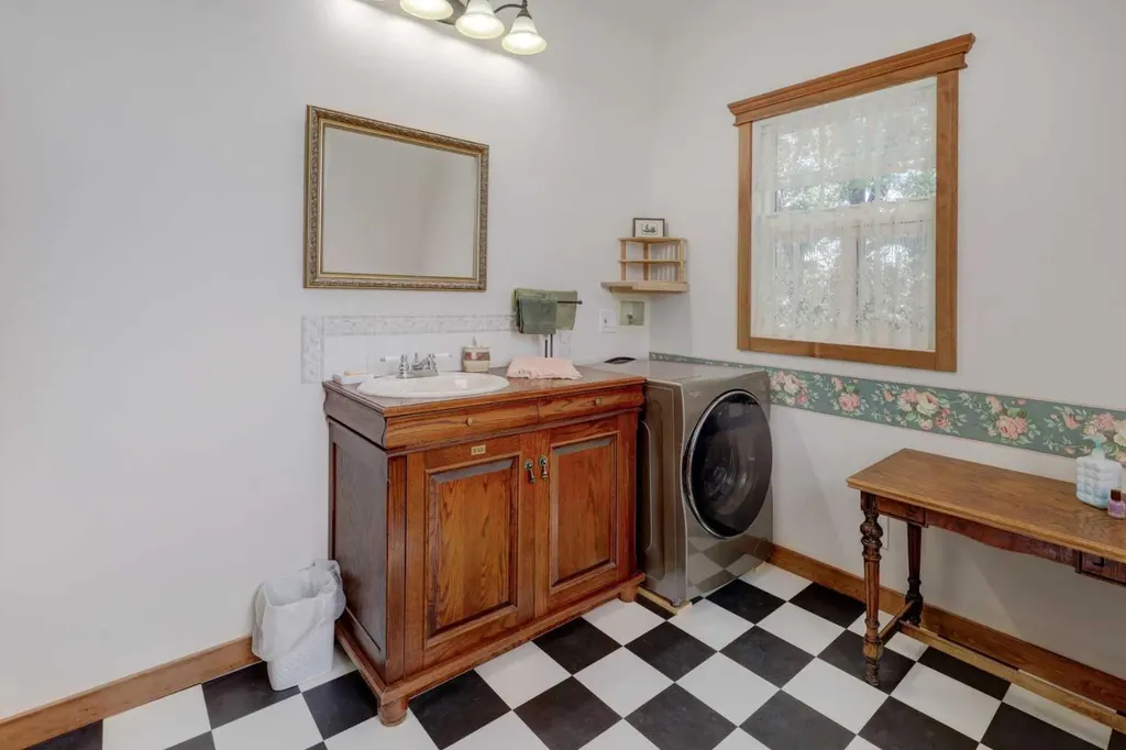 1507 2 Avenue NW Drumheller AB T0J 0Y1