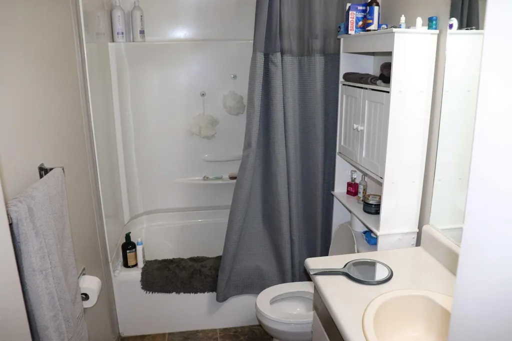 5437 10 Avenue Edson AB T7E 1K2