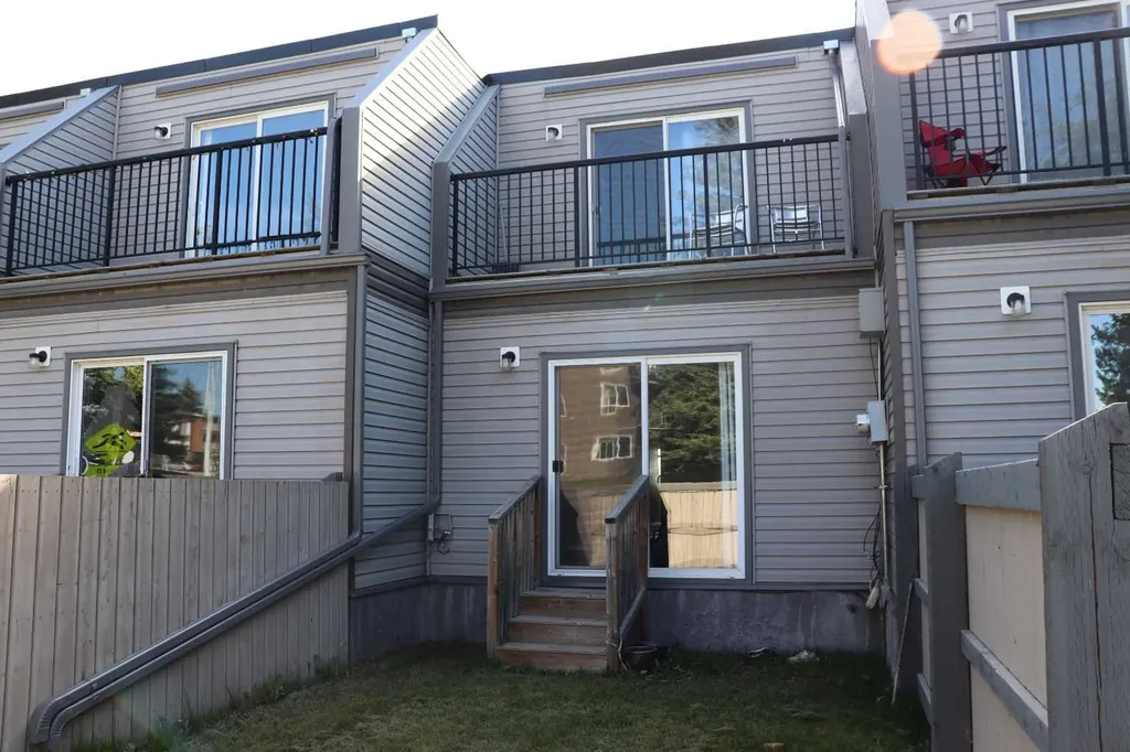 5437 10 Avenue Edson AB T7E 1K2