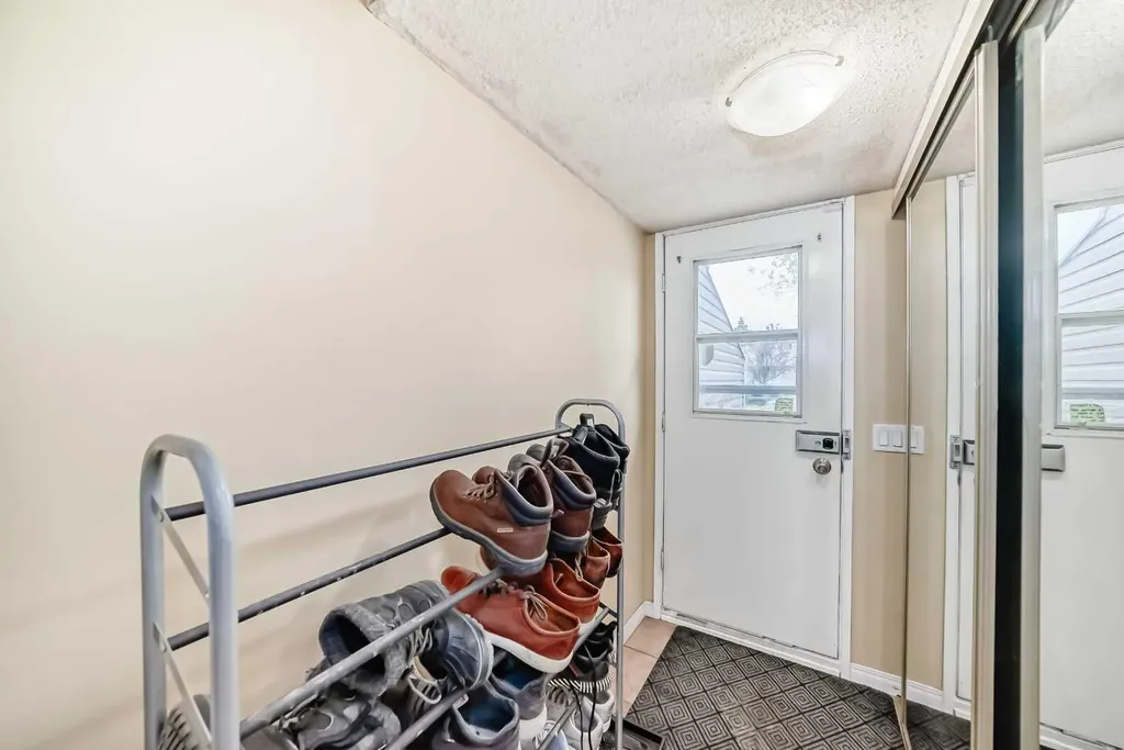 609 40 Street NE Calgary AB T2A 6S1