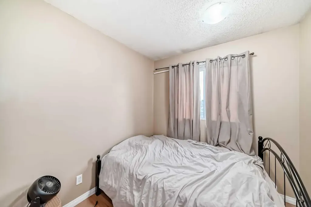 609 40 Street NE Calgary AB T2A 6S1