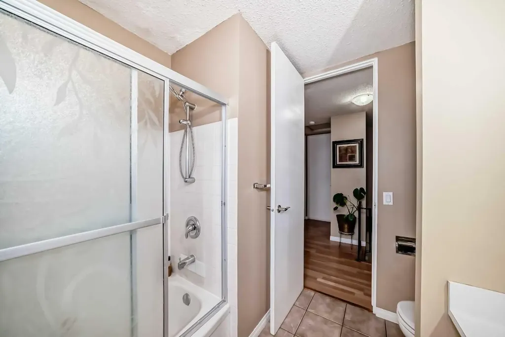 609 40 Street NE Calgary AB T2A 6S1