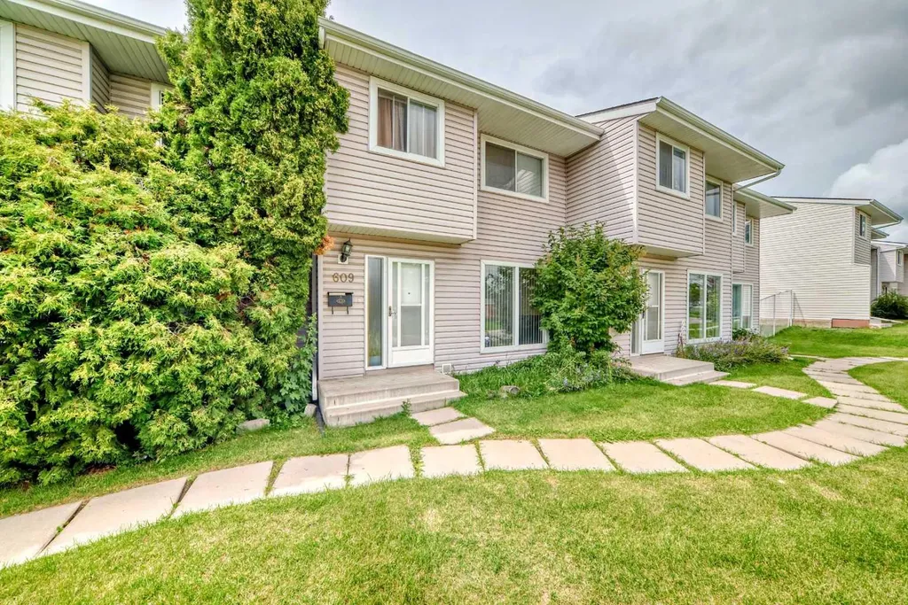 609 40 Street NE Calgary AB T2A 6S1