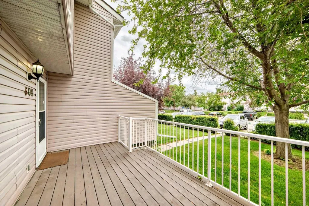 609 40 Street NE Calgary AB T2A 6S1