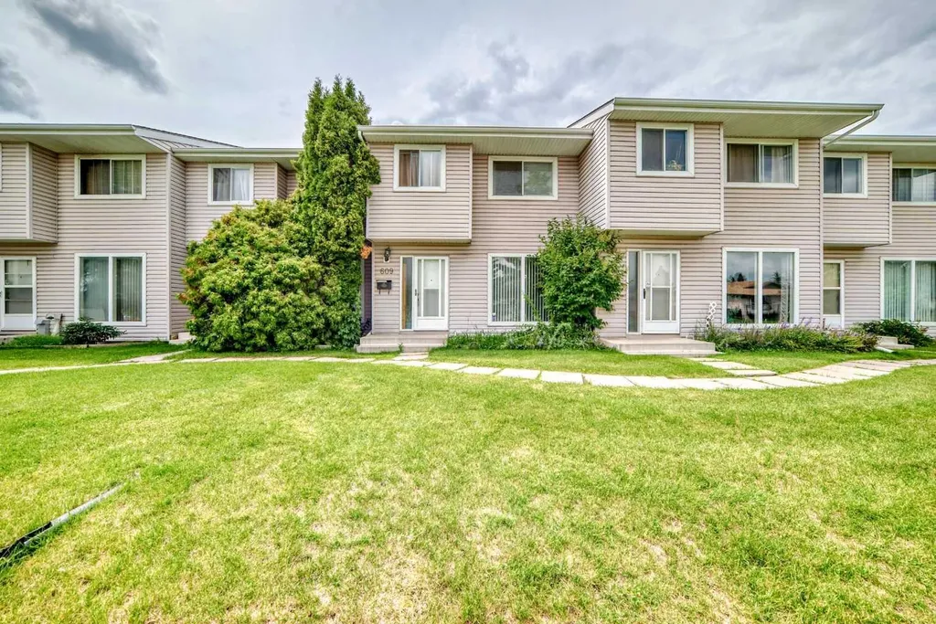 609 40 Street NE Calgary AB T2A 6S1