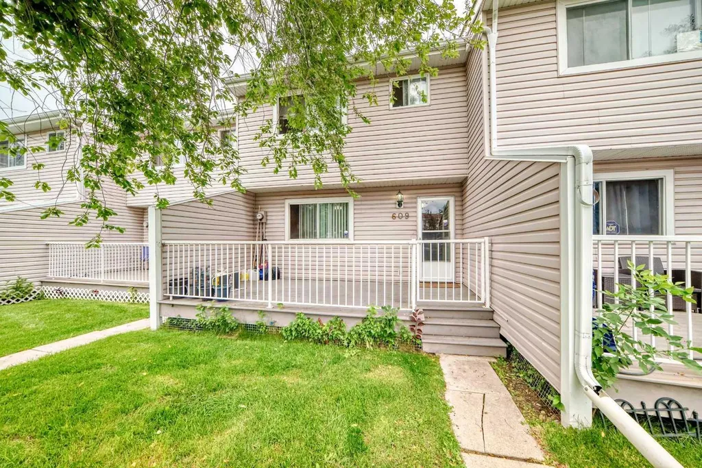 609 40 Street NE Calgary AB T2A 6S1