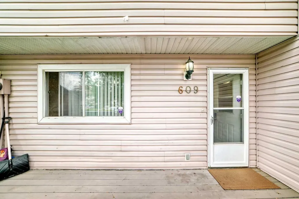 609 40 Street NE Calgary AB T2A 6S1