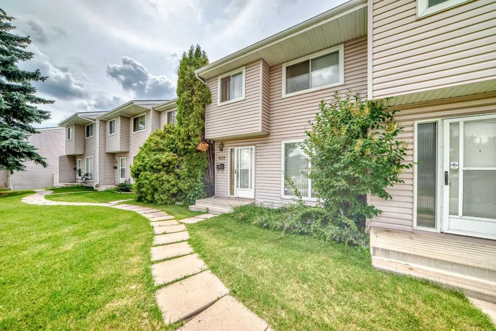 609 40 Street NE Calgary AB T2A 6S1