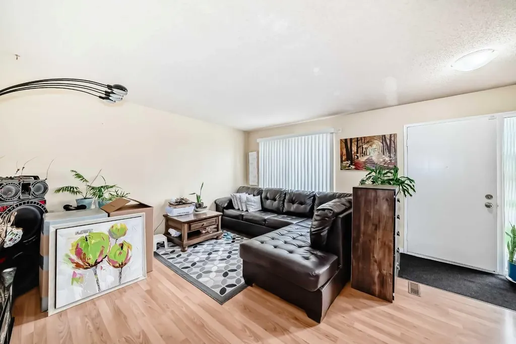 609 40 Street NE Calgary AB T2A 6S1