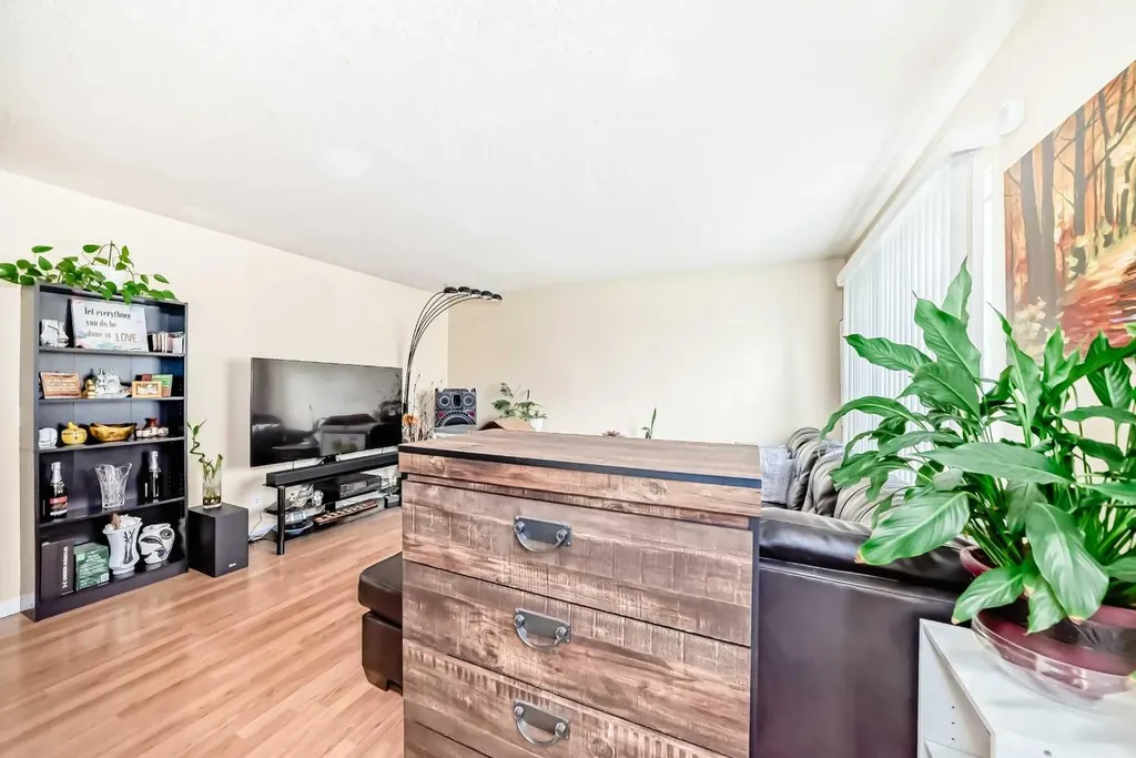 609 40 Street NE Calgary AB T2A 6S1