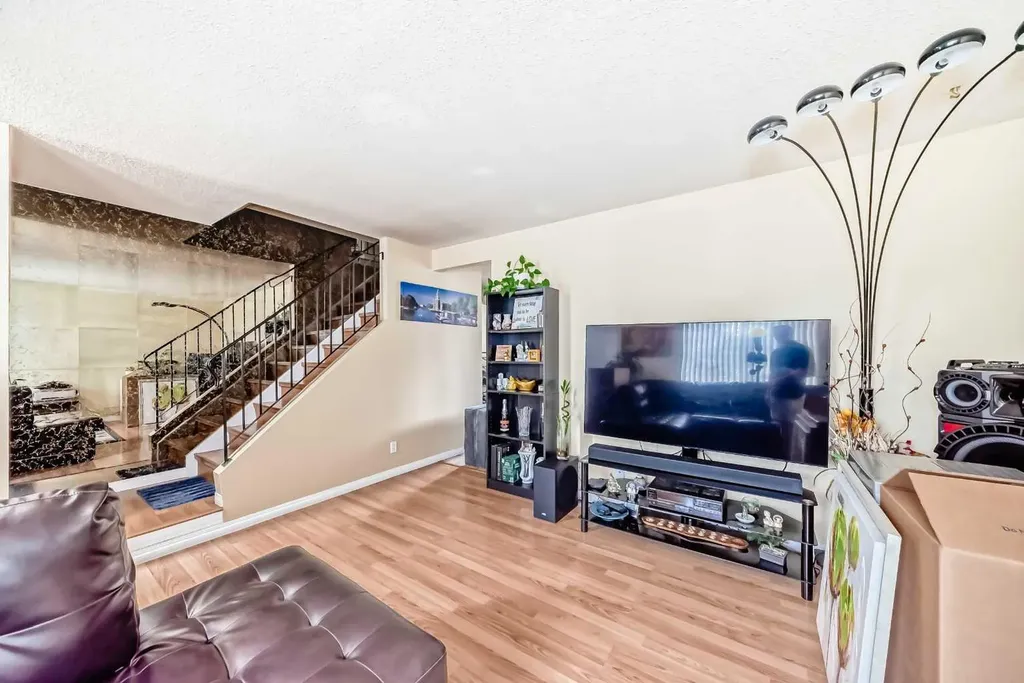 609 40 Street NE Calgary AB T2A 6S1