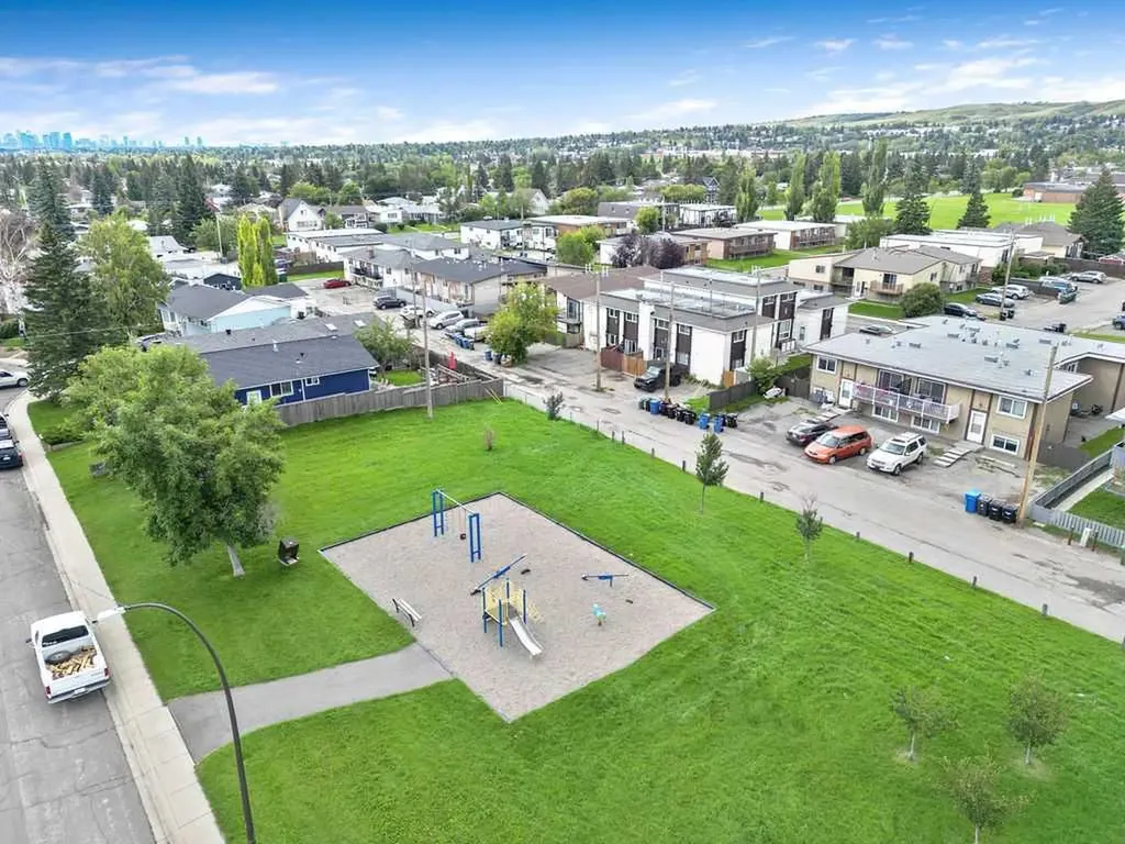 12 Huntley Close NE Calgary AB T2K4Z3