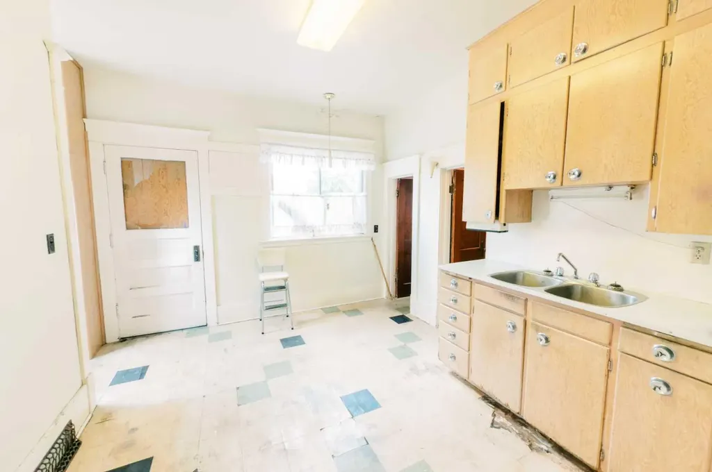 4406 47 Avenue Stettler AB T4K 0B7
