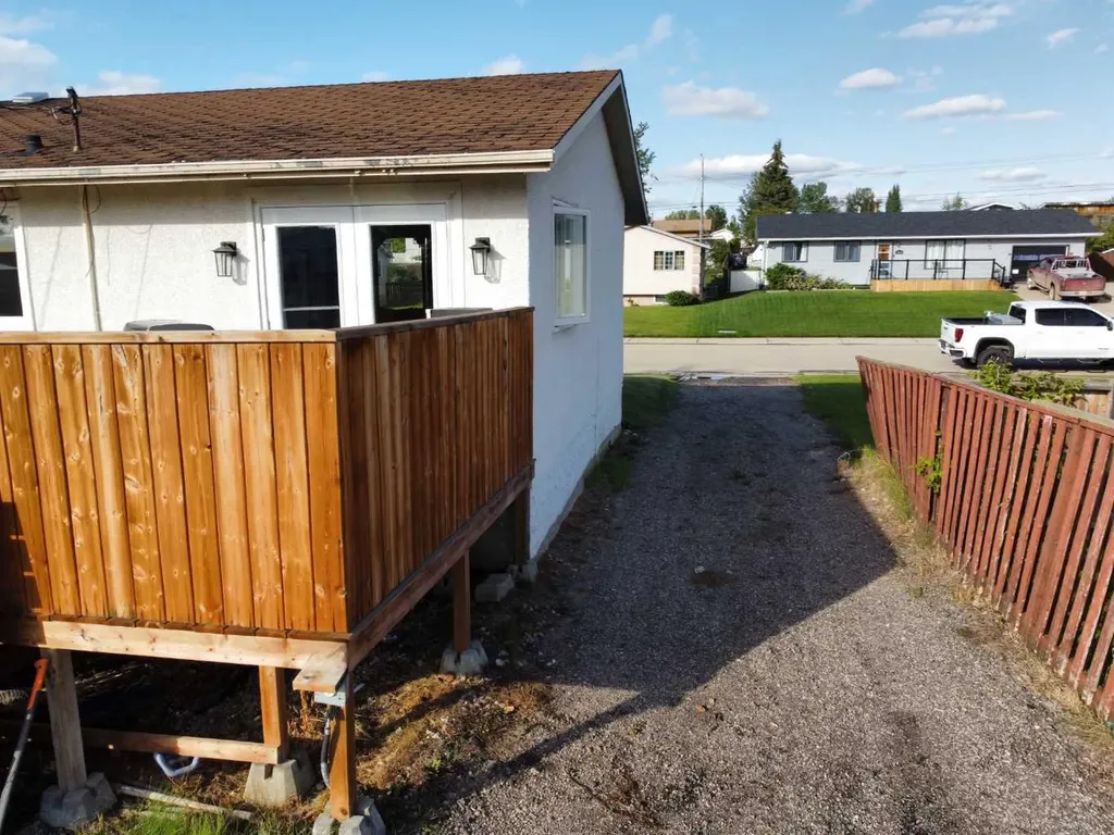 525 6 Avenue Fox Creek AB T0H 1P0
