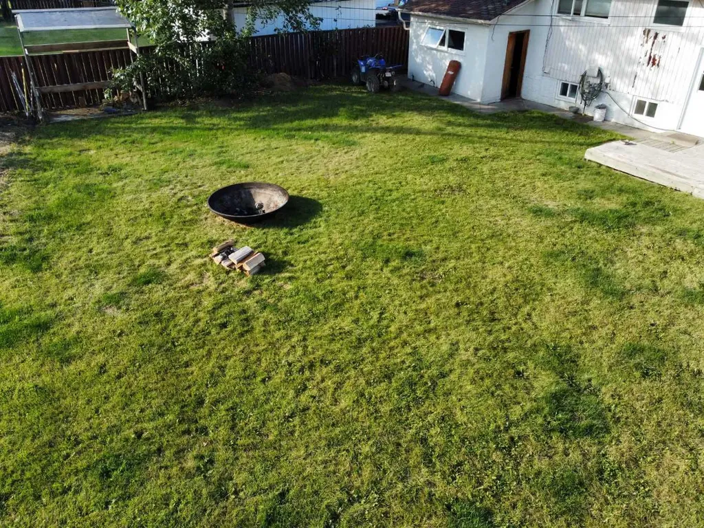 525 6 Avenue Fox Creek AB T0H 1P0