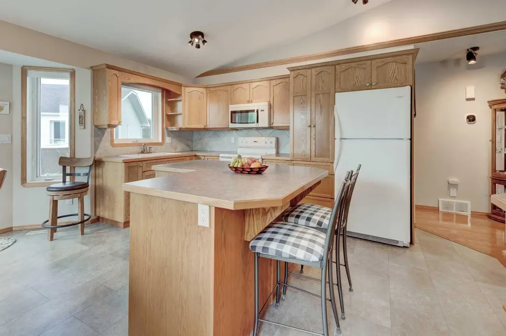 3 Strathmore Lakes Bay Strathmore AB T1P 1L8