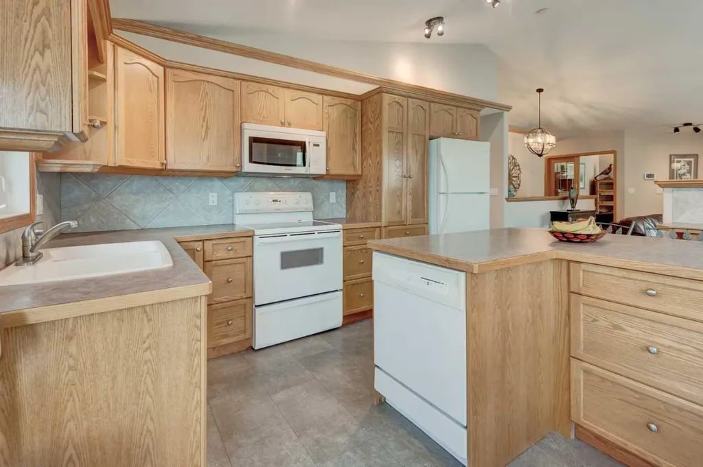 3 Strathmore Lakes Bay Strathmore AB T1P 1L8