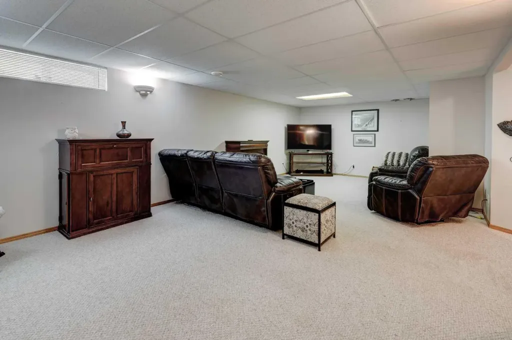 3 Strathmore Lakes Bay Strathmore AB T1P 1L8