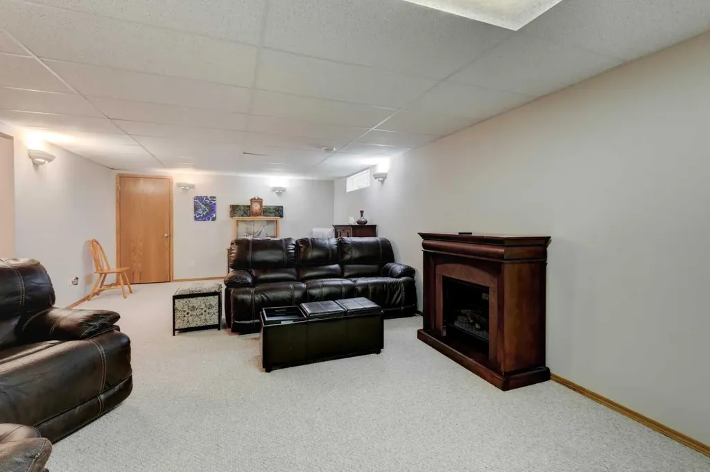 3 Strathmore Lakes Bay Strathmore AB T1P 1L8