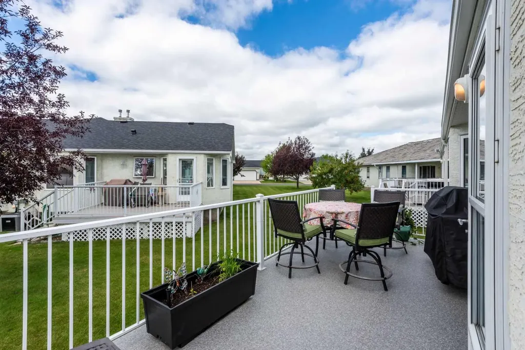 3 Strathmore Lakes Bay Strathmore AB T1P 1L8