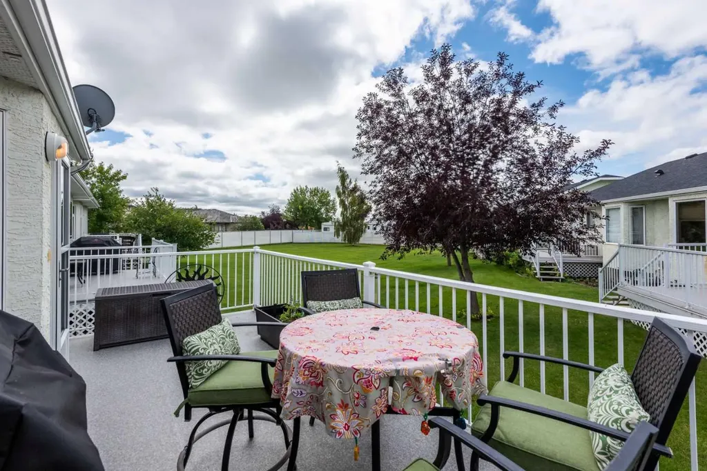 3 Strathmore Lakes Bay Strathmore AB T1P 1L8