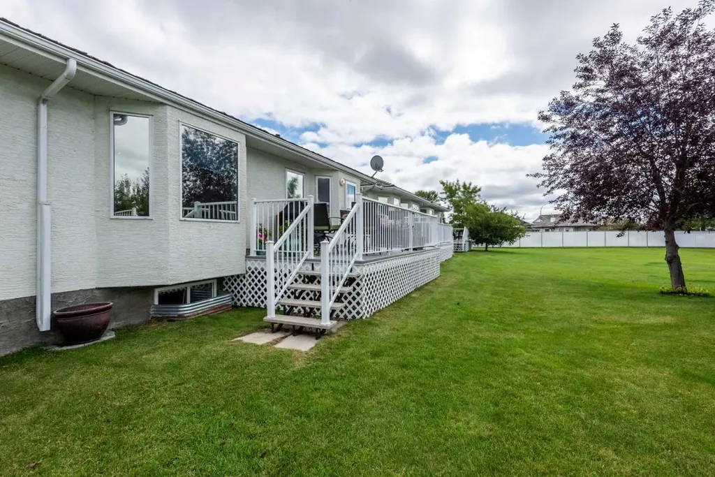 3 Strathmore Lakes Bay Strathmore AB T1P 1L8