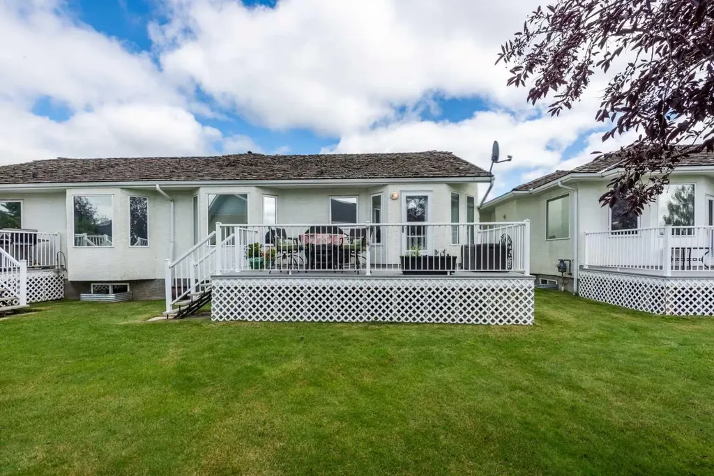 3 Strathmore Lakes Bay Strathmore AB T1P 1L8