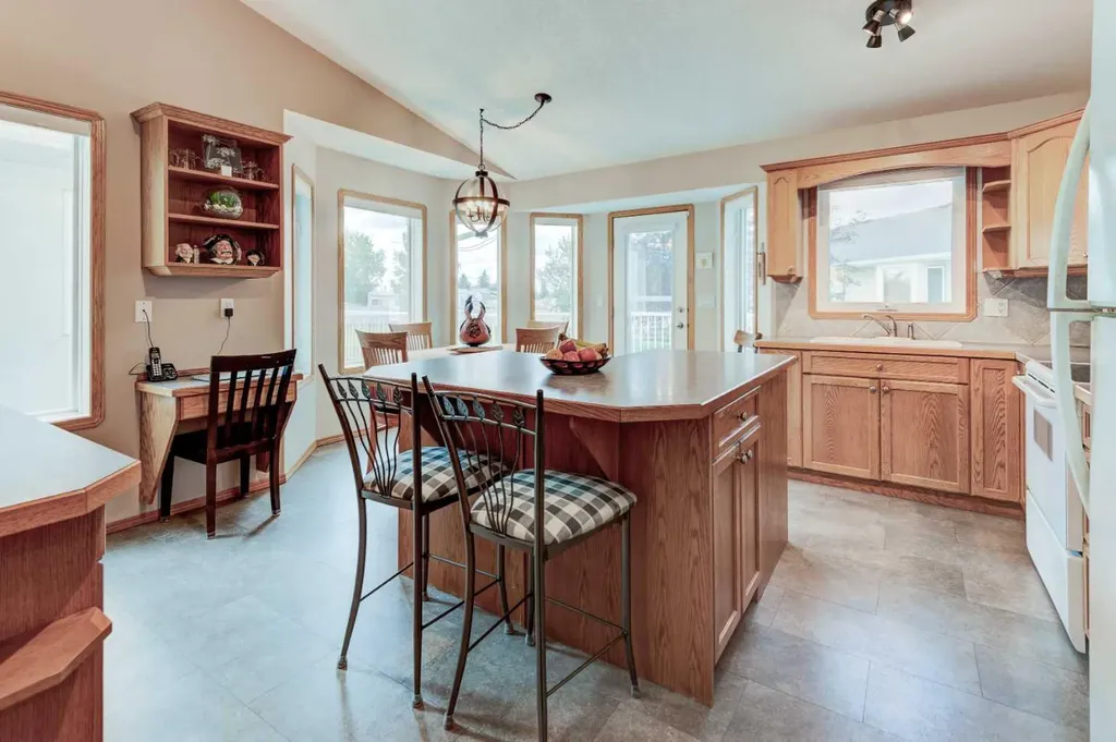 3 Strathmore Lakes Bay Strathmore AB T1P 1L8