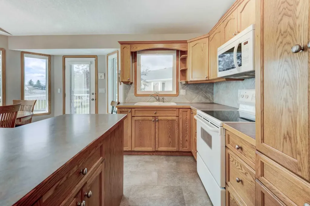 3 Strathmore Lakes Bay Strathmore AB T1P 1L8