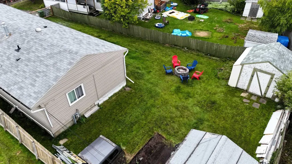 5124 8 Avenue Edson AB T7E 1K6