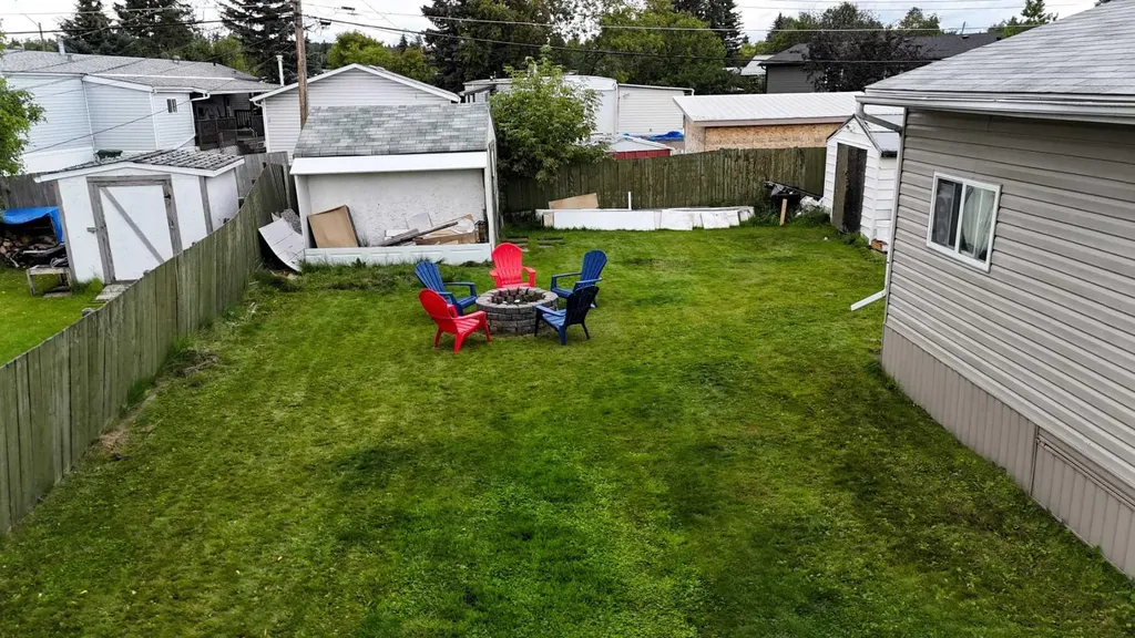 5124 8 Avenue Edson AB T7E 1K6