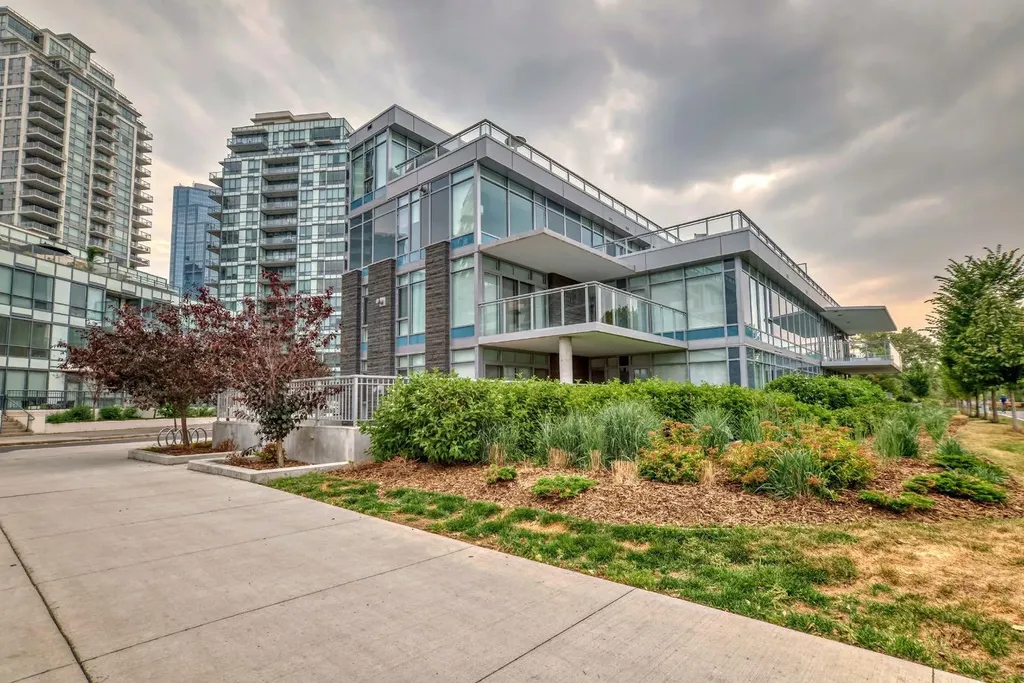 88 Waterfront Mews SW Calgary AB T2P 1K7