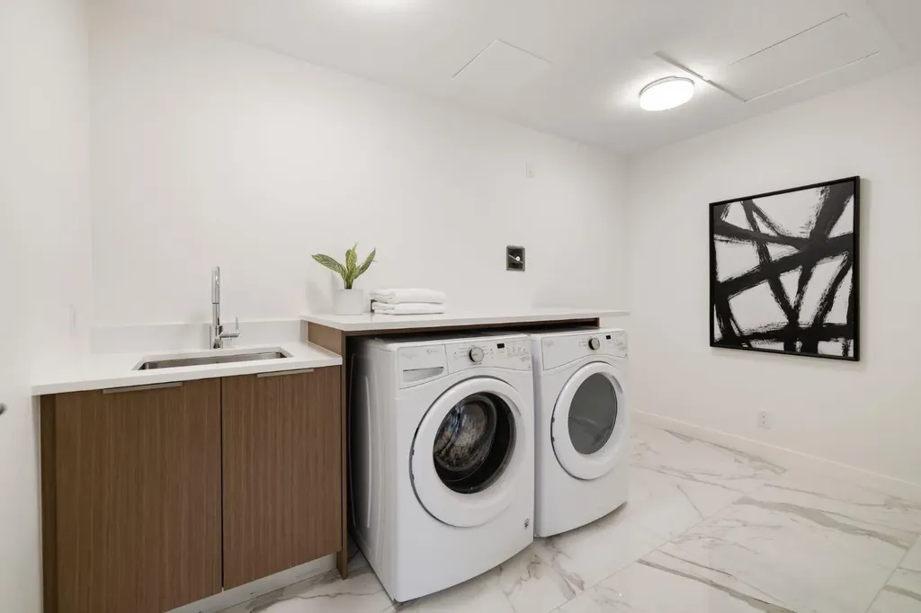 88 Waterfront Mews SW Calgary AB T2P 1K7