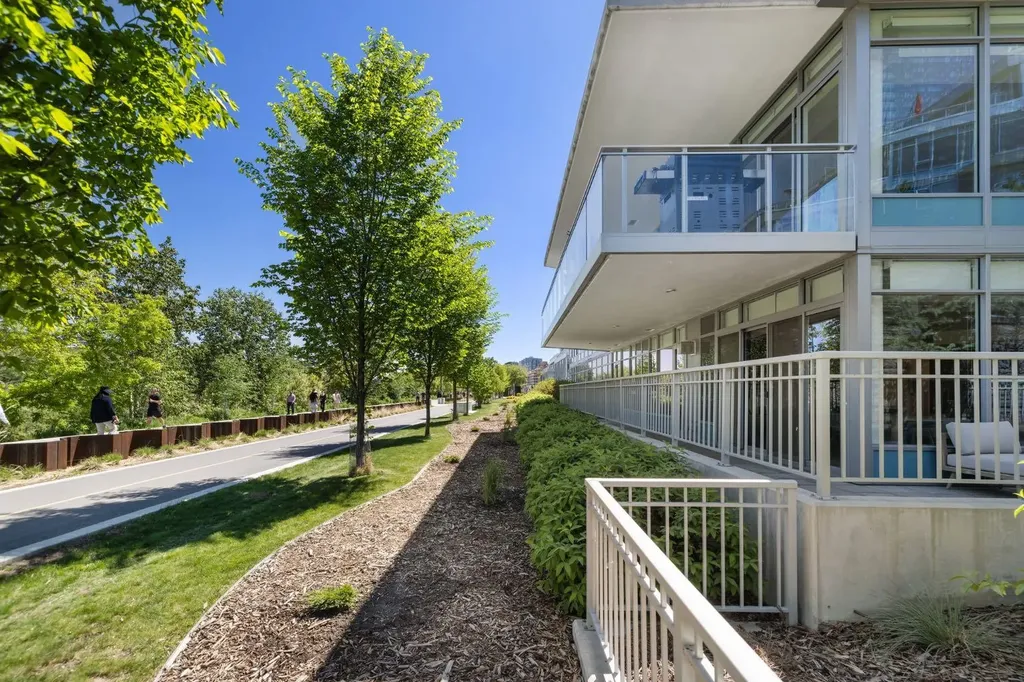 88 Waterfront Mews SW Calgary AB T2P 1K7
