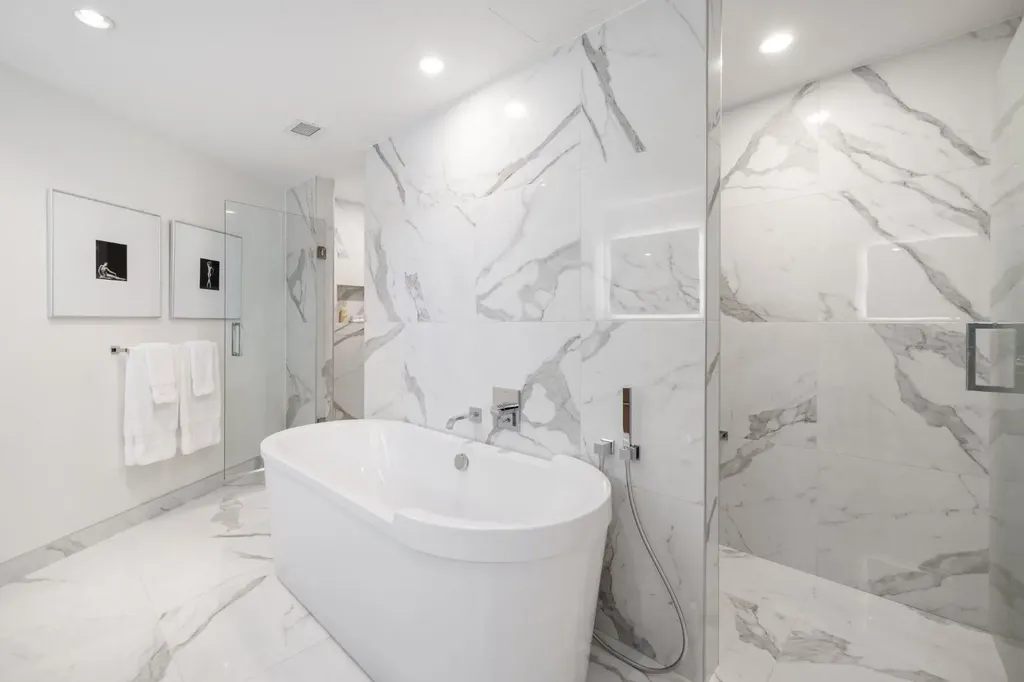 88 Waterfront Mews SW Calgary AB T2P 1K7