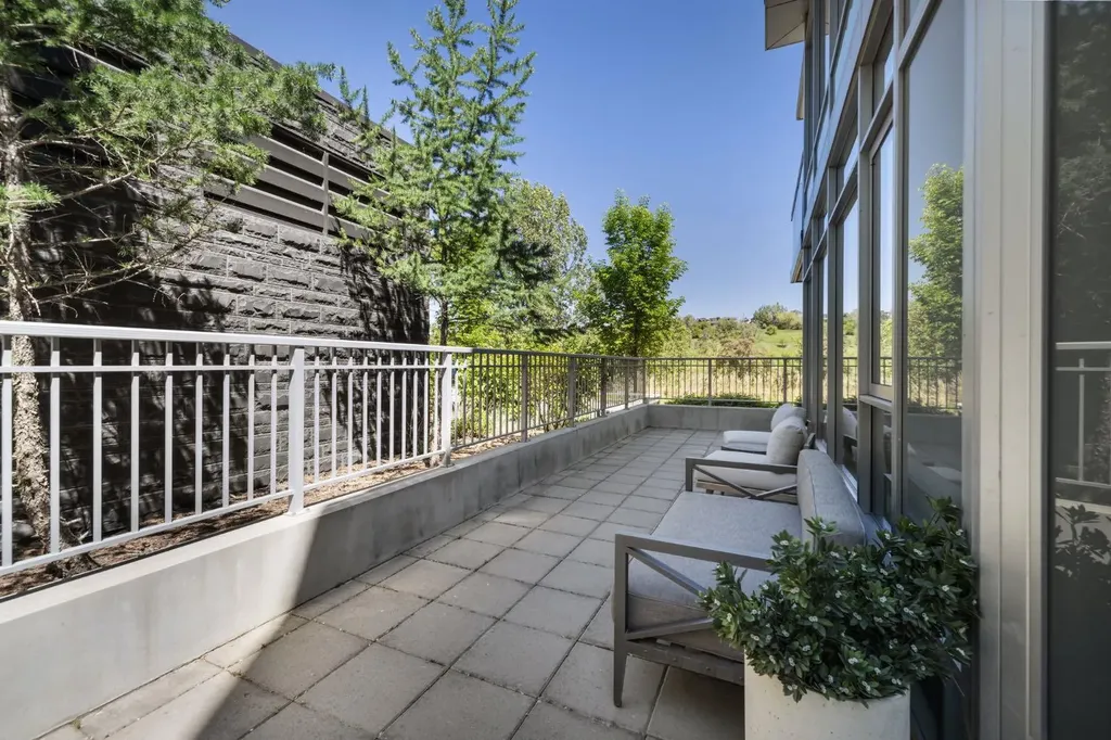 88 Waterfront Mews SW Calgary AB T2P 1K7