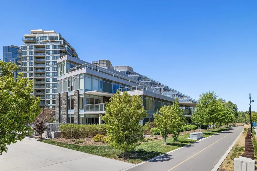 88 Waterfront Mews SW Calgary AB T2P 1K7