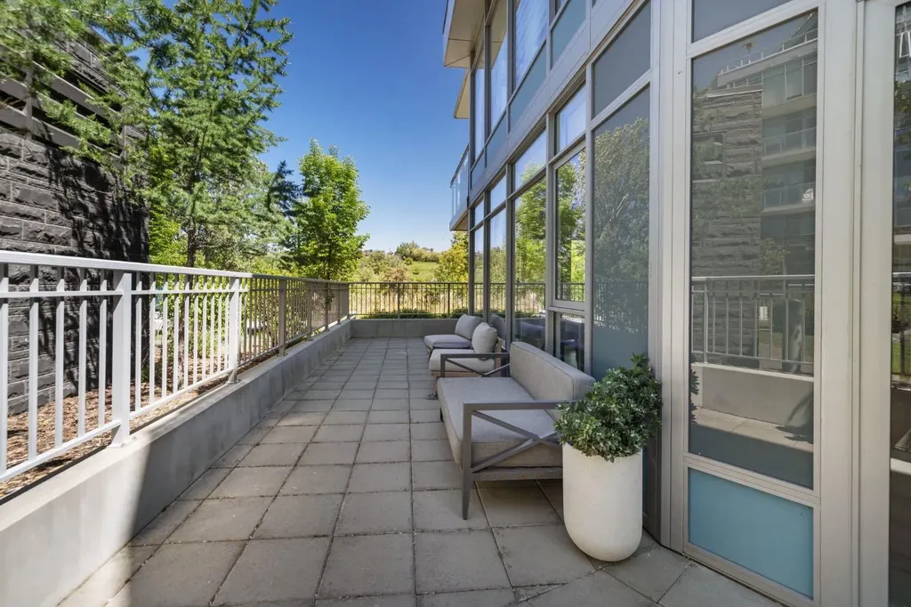88 Waterfront Mews SW Calgary AB T2P 1K7