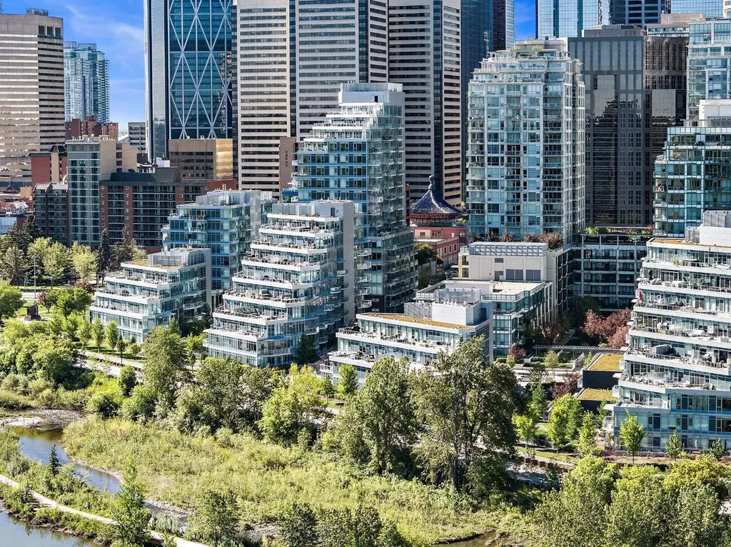 88 Waterfront Mews SW Calgary AB T2P 1K7