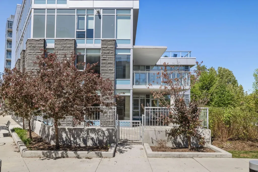 88 Waterfront Mews SW Calgary AB T2P 1K7